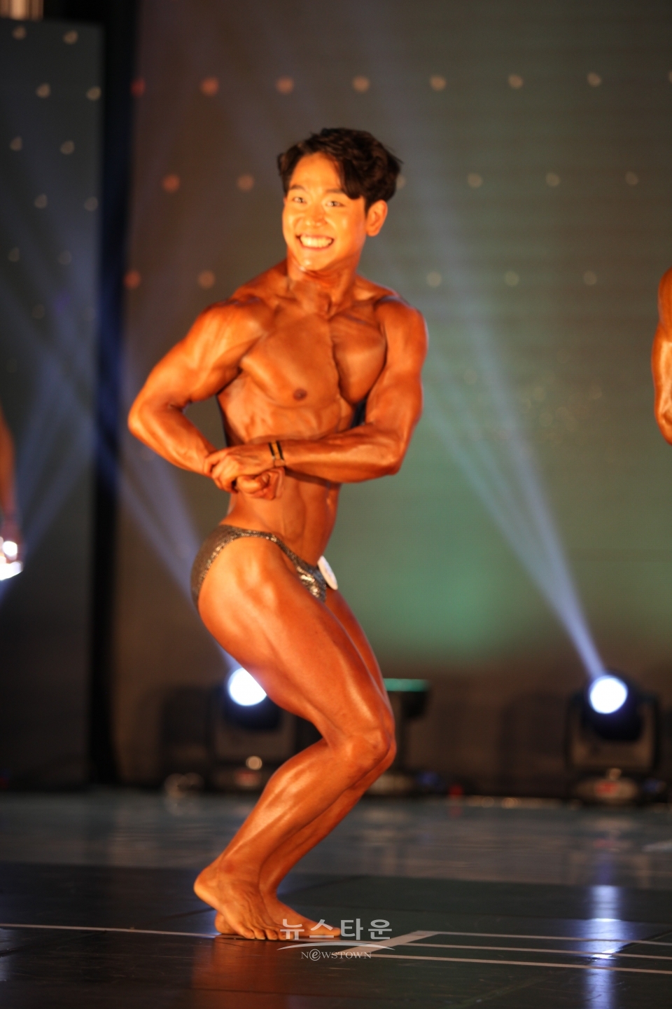 경기 내내 웃음띤 얼굴과 재치있는 제스처로 인기를 독차지한 이영근 선수