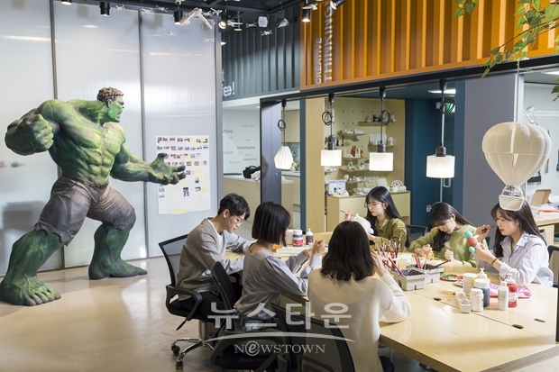 순천향대학교 교내 공학관 인더스트리 인사이드센터에서 학생들이 모델링을 통한 창작 활동을 하고 있는 모습.