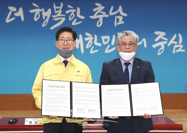 충청남도가 5월 11일 한국농어촌공사 충남지역본부와 ‘충남농정발전과 농업분야 성공모델 구축을 위한 업무협약’을 체결했다. 사진)좌측부터 양승조 충남지사, 안중식 충남지역본부장