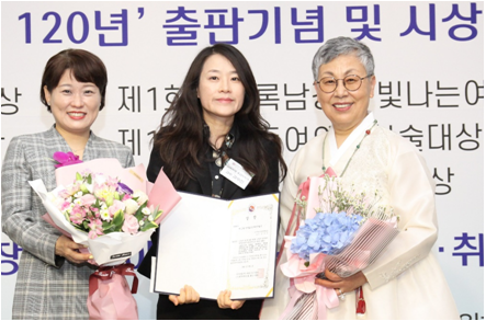 고려대학교 응급의학과 김수진 교수(가운데)가 한미약품마케팅사업부 박명희 전무(왼쪽)와 한국여자의사회 이향애 회장(오른쪽)과 함께 기념촬영을 하고 있다.