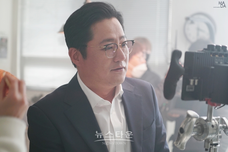 곽도원, 영화인가 광고인가… 남다른 아우라 뽐내는 비하인드컷 공개 / 고득용기자 ⓒ뉴스타운