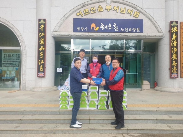 ▲ 대구천사후원회 이강문 이사장과 해오름 요양원 원장 김철호.