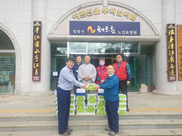 ▲ 대구천사후원회 이강문 이사장과 해오름 요양원 원장 김철호.