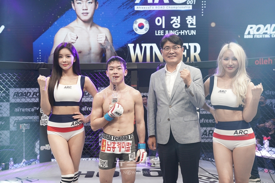 *이정현 3라운드 2:25초에 파운딩에 의해 고동혁에 TKO 승