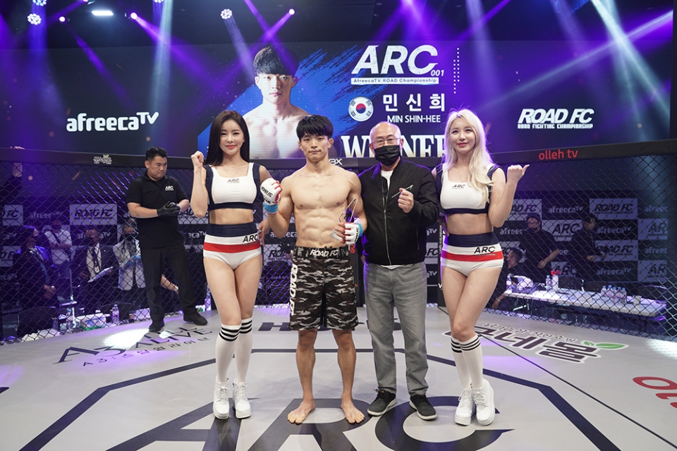 *민신희 1라운드 2:55초에 TKO (파운딩)으로 김하준에 승