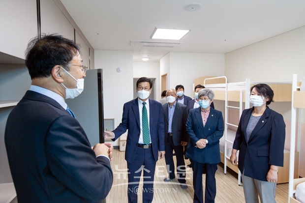 김돈곤 청양군수가 5월 27일 오전 정산중학교를 찾아 이날 개학한 3학년 학생들을 격려하고 코로나19 방역상황을 세심하게 점검했다.