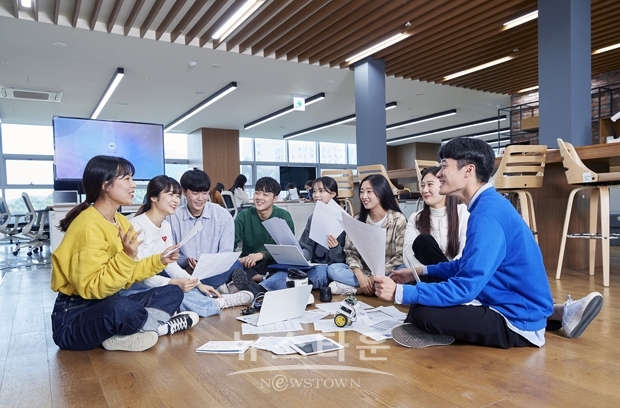 스타트업 플라자 예비창업자들이 뜨거운 창업아이템 확산공간에서 토론을 진행하고 있는 모습
