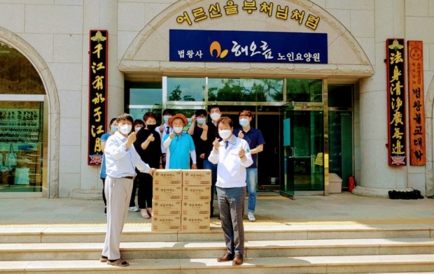 ▲ 서영우 주)희성산업 금호지사장과 해오름 요양원 김철호 원장.