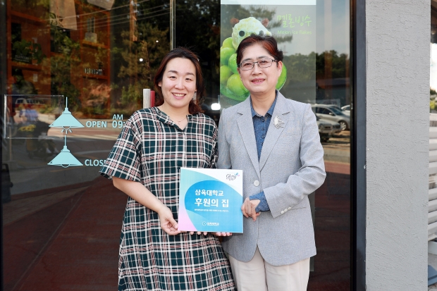 왼쪽부터 삼육대 후원의 집 1호 라비다커피 삼육대점의 김민순 대표, 김정숙 삼육대 대외협력처장