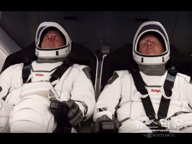 NASA의 우주비행사 밥 번켄과 더그 헐리(Bob Behnken and Doug Hurley)