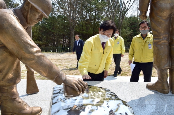 지난 4월 7일 6.25전쟁 및 월남전쟁 참전기념탑 현장을 방문한 조규일 진주시장