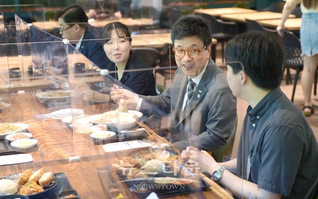 6월 4일 오전 교내 학생회관에서 순천향대 서교일 총장과 총학생회 대표 학생들이 오찬겸 간담회를 열고 학생복지분야를 비롯한 포스트 코로나시대 위기극복에 대한 폭넓은 대화의 시간을 가졌다.