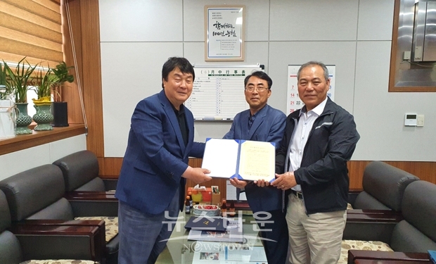 6월 5일 오전 아산시 송악면 송악농협에서 송악면행복키움추진단과 송악농협이 송악면민의 공동체 복지안전망 구축을 위한 업무 협약식을 체결했다. 사진) 좌측부터 이주선 조합장, 마승만 송악면장, 송창운 단장