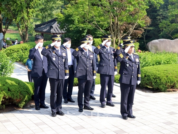 민갑룡 경찰청장이 호국보훈의 달을 맞아 지난 6월 11일 오후 4시 30분경 경찰충혼탑을 방문, 참배했다.