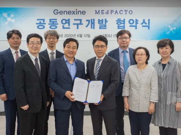 메드팩토-제넥신 공동개발협약(앞줄 좌측 두번째 성영철 제넥신 대표, 3번째 김성진 메드팩토 대표)