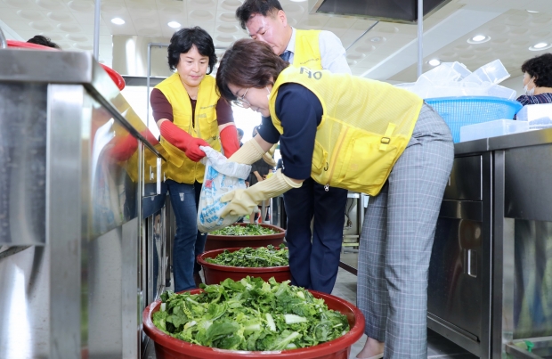 독거노인 및 저소득층을 위한 '엄마의 김치나누기' 행사
