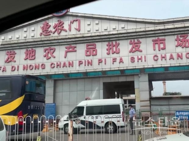베이징시는 감염자의 대부분이 근무하고 있는 “신발지도매시장(新発地卸売市場)‘이나 부근의 단지를 봉쇄했다. 시장을 최근에 방문했던 사람들에 대해서도 PCR 검사를 실시하고, 외출을 하지 말 것을 요구하고 있다.