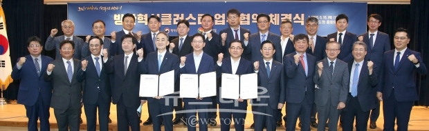창원시와 경상남도, 방위사업청은 18일 경남도청에서 업무 협약식을 갖고 창원시의 미래 먹을거리 방산 혁신 클러스터 사업에 적극 협력하기로 했다(사진-창원시)