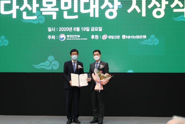 정부세종컨벤션센터에서 열린 시상식 기념촬영 모습. 왼쪽부터 진영 행정안전부 장관, 서철모 화성시장