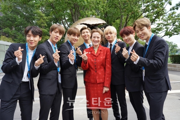 [사진 (사진제공=유니세프한국위원회)]△ 2018년 유엔총회에 참석해 전세계에 LOVE MYSELF 메시지를 전한 방탄소년단과 함께한 유니세프 헨리에타 포어 총재