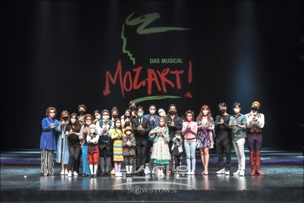 뮤지컬 '모차르트!' 팀이 코로나19 극복에 힘쓰는 의료진을 응원하고자 ‘덕분에 챌린지’ 캠페인에 동참했다.(사진 제공_ EMK뮤지컬컴퍼니)