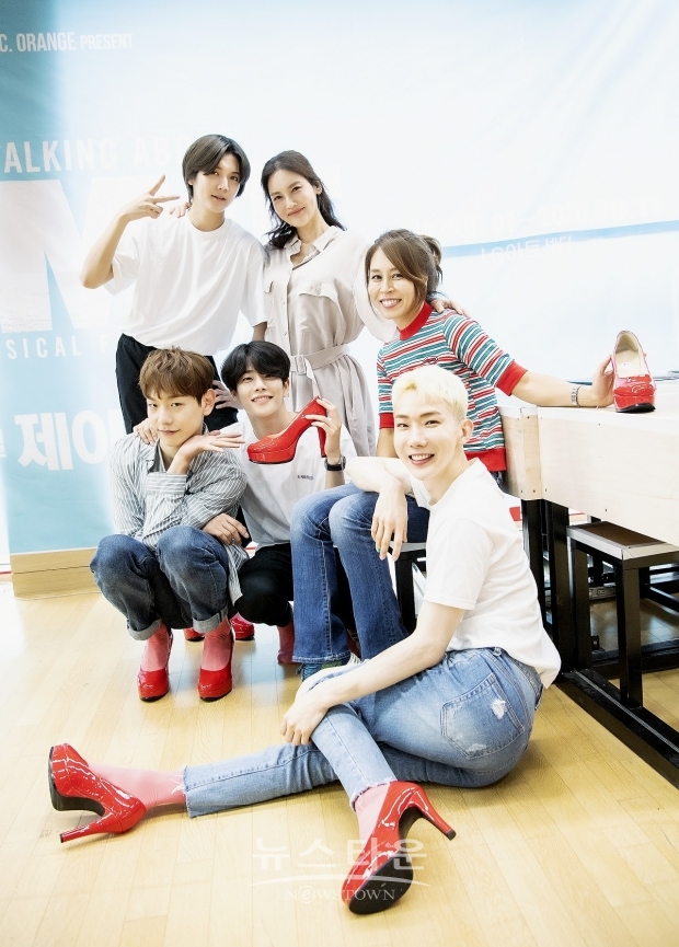 :: 이미지 = 뮤지컬 '제이미' 연습 스틸 컷_단체 사진┃제공. ㈜쇼노트 ::