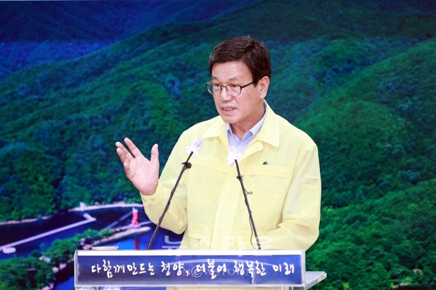 김돈곤 청양군수가 6월 25일 오전 9시 50분, 군청 2층 상황실에서 취임 2주년을 겸한 6월 정례브리핑을 갖고 공모사업 유치 등 2년간의 성과, 향후 공모사업 준비 상황, 공약이행 상황, 후반기 2년 동안 추진할 역점사업을 차례로 설명했다.