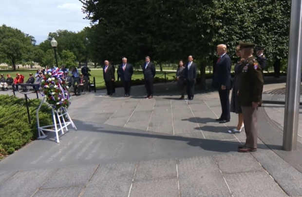 도널드 트럼프 미국 대통령과 부인 멜라니아 여사가 25일 한국전 발발 70주년을 맞아 워싱턴 한국전 참전용사 기념비에 헌화했다.