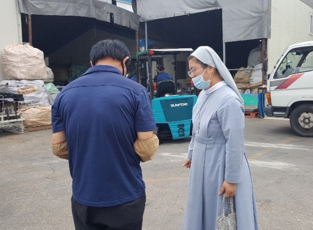 화성시외국인복지센터가 고용 사업장에 방문해 방역물품 등을 배부하는 모습