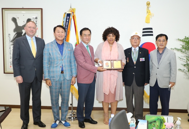 명예시민패를 받은 제나니 들라미니 주한 남아공 대사