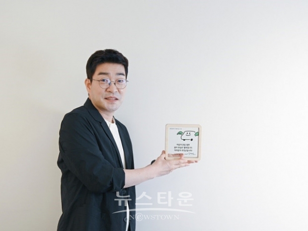 위 사진: ‘모범배우’ 손현주가 장애인 여행 활성화를 위한 초록여행 셀럽릴레이 시즌 1 피날레를 장식했다