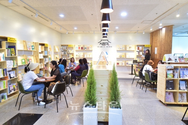 진주시청 내 북카페