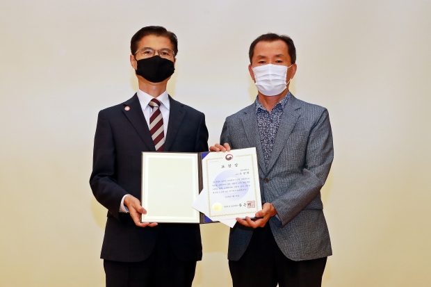 삼육대 김일목 총장이 컴퓨터학부 조양현 교수에게 교육부장관 표창장을 전수하고 있다