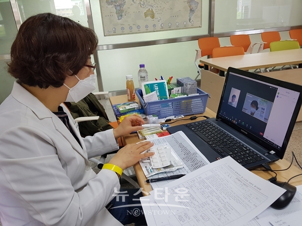 아산시보건소 전문 금연상담사가 선문건강센터에서 학생과 화상으로 온라인 금연 상담을 진행 중인 모습