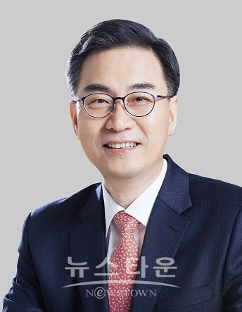 최형두 의원은 혁신적으로 변화하는 21세기에 맞는 스마트 교실을 위한 법,제도 개편을 위해 21세기형 스마트 교육법을 위한 전문가 간담회를 15일 가질 예정