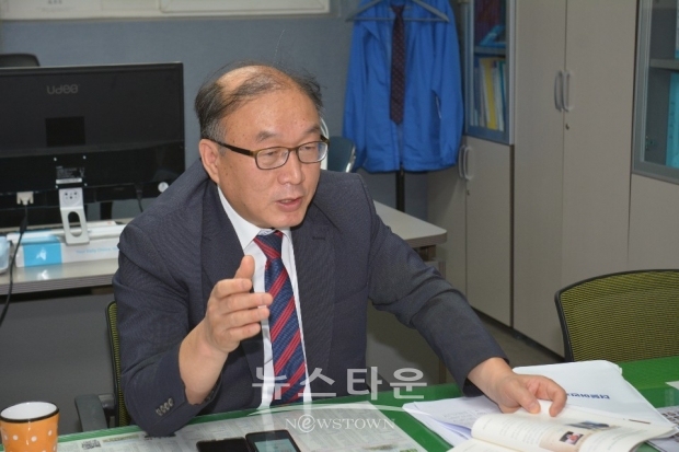김우철 더불어민주당 대구시당 처장(전국토전문위원)이 부동산 대책 토지불로소득 완전징수에 관한 인터뷰를 하고 있다.[사진=이미애 기자]