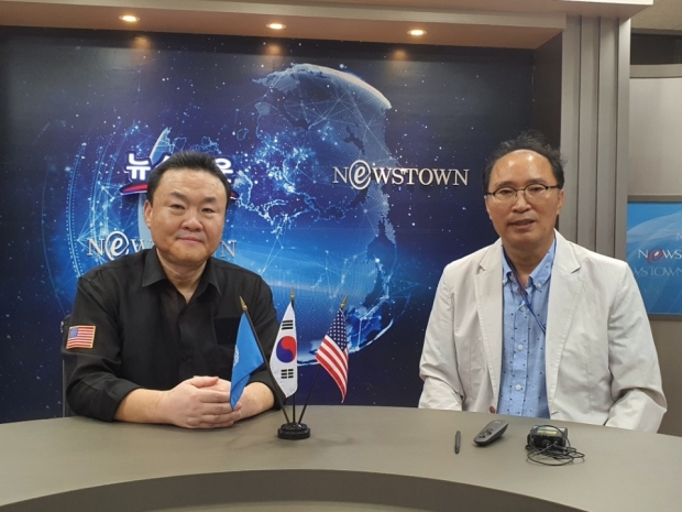 지난 7월16일 김성준 편집위원(우측)위촉식에서 손상윤 뉴스타운 회장(좌측)과 함께기념촬영을 했다.