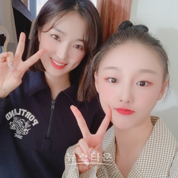 배우 김혜윤과 가수 김나영의 신곡 MV에 출연하는 소녀주의보 구슬의 브이 포즈