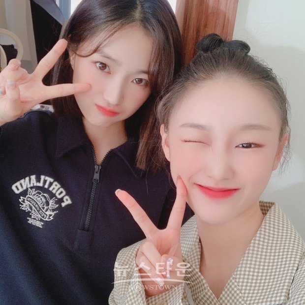 SKY캐슬 예서역의 김혜윤과 꽃미모 투샷 포즈를 취하고 있는 구슬