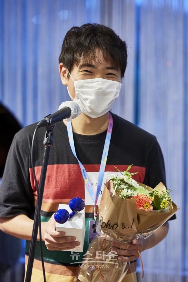 ‘부천 초이스: 단편’ 부문 ‘관객상’을 수상한 이관주 감독이 수상 후 환하게 웃고 있다. / 고득용기자 ⓒ뉴스타운