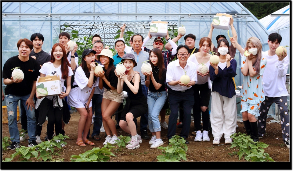 최상기 인제군수, SNS 온라인 마케팅‘인제홍보단(SNS인플루언서&개그콘서트 개그맨 등’이 지난 19일)귀둔리 멜론농가를 방문해 멜론 수확체험을 하고 있다.