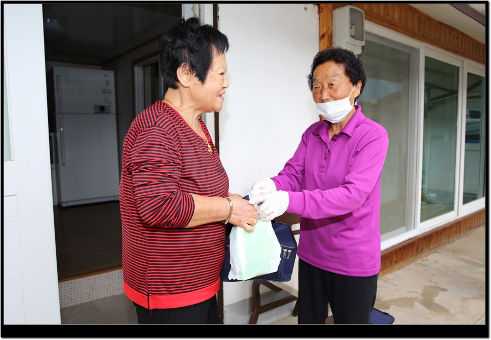 독거노인 어르신께 식사배달을 하고 있는 모습