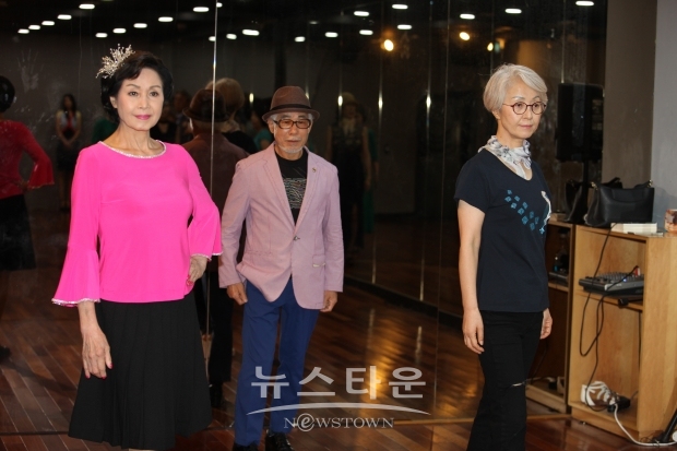 시니어 모델들의 열정 넘치는 현장 식스티플러스 모델 아카데미를 지난 27일 찾았다.