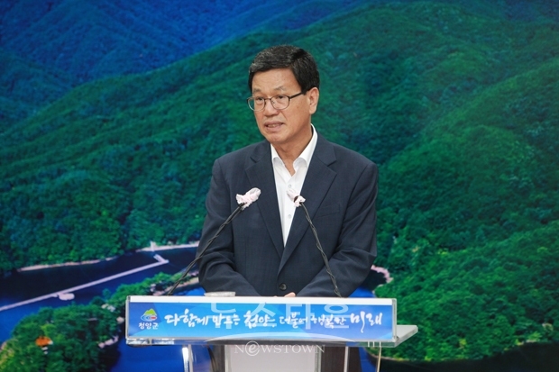 김돈곤 청양군수가 7월 30일 오전 10시 군청 상황실에서 7월 정례 브리핑을 갖고 “한때 교육의 전당이면서 지역공동체의 구심점이었고 문방구, 식당 등 경제활동의 근거였던 학교가 폐교 이후 흉가를 방불케 하는 골칫거리로 전락했다”고 진단하면서 정산·청남·장평중, 문성초·백금분교 활용방안을 발표했다.