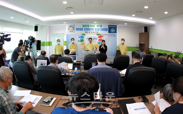 김홍장 시장은 석문국가산업단지와 송산2산업단지, 합덕인더스파크 등 주요 산업단지 분양이 3년 내에 완료 될 것으로 보고 신규 산업단지로 RE100 산업단지 조성을 준비해 왔다. 당진형 RE100 산업단지는 2023년 준공을 목표로 시 소유지에 45만8,900㎡(약13만8,800평) 규모로 조성한다고 밝혔다.