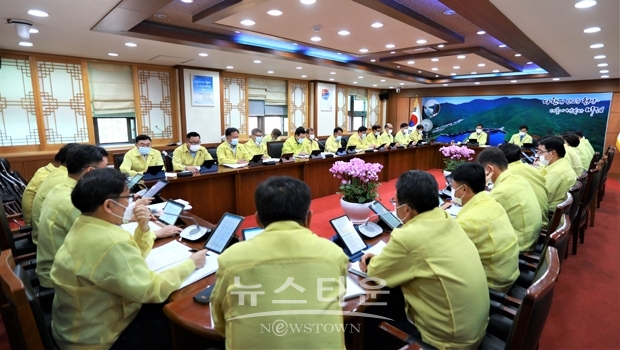 청양군이 8월  24일 오전 군청 상황실에서 김돈곤 군수와 실·과장, 읍·면장, 주무팀장 등 60여명이 참석한 가운데 사회적 거리두기 격상에 따른 후속 조치와 방역강화 방안을 논의했다.