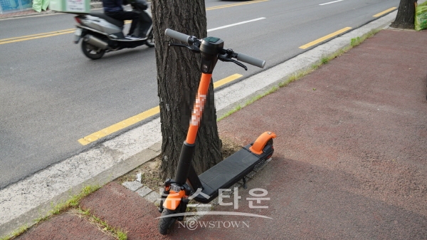 인도 변에 세워져있는 전동킥보드