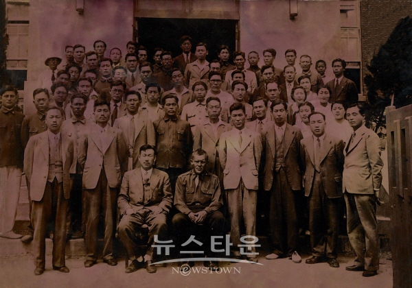 해방과 동시 미군정 미군시장(美軍市長)과 기념촬영한 모습