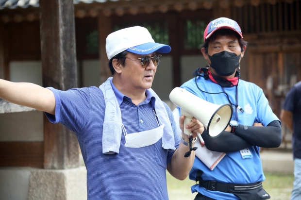 김태원 각본.감독이 영화를 촬영을 지휘하고 있다