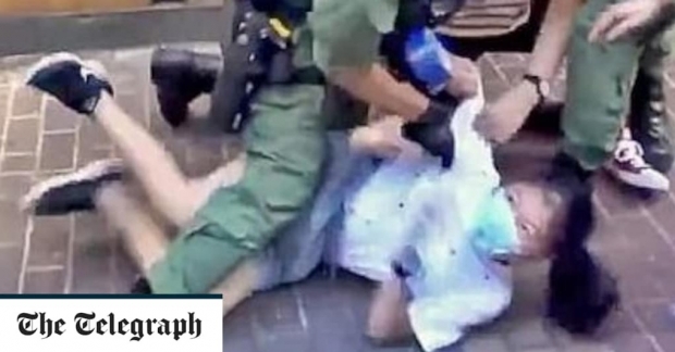 지난 6일 홍콩보안법 반대 등을 호소하는 항의시위에서는 경찰이 쇼핑 중인 12세 소녀를 밀쳐내 제압한 것으로 고스란히 드러나 과잉단속이라는 비판을 받기도 했다.(사진 : 텔레그래프 캡처)